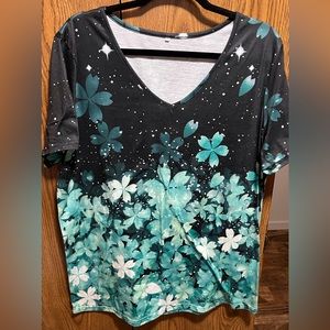 SS Vneck top size 3X, fits like 2X or XL